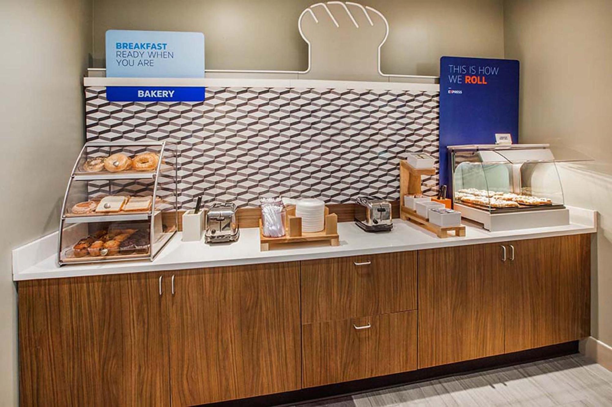 Holiday Inn Express Dallas Market Center By Ihg Esterno foto