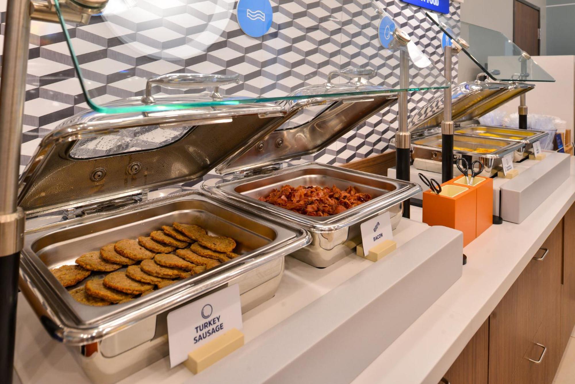 Holiday Inn Express Dallas Market Center By Ihg Esterno foto