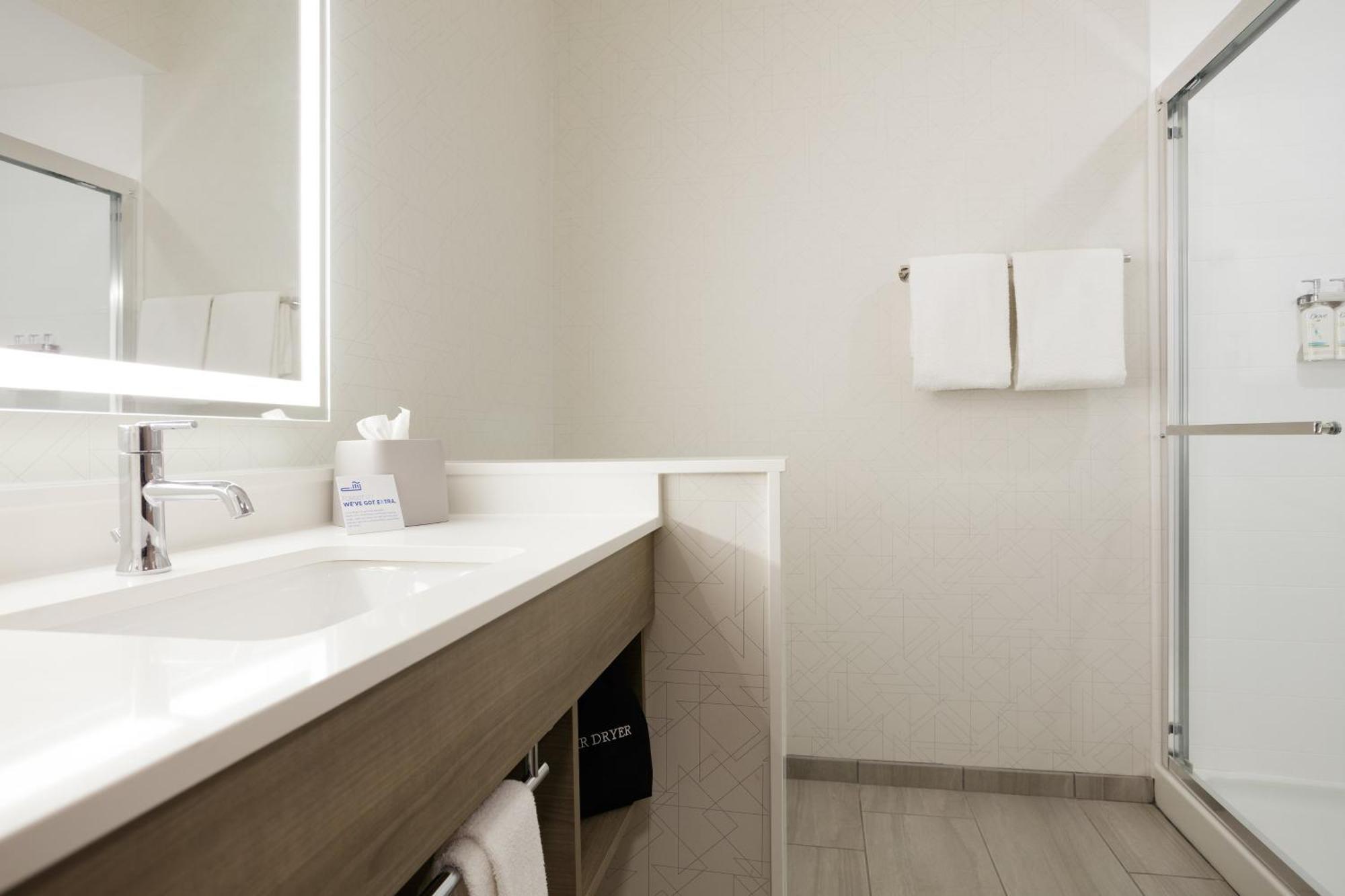 Holiday Inn Express Dallas Market Center By Ihg Esterno foto