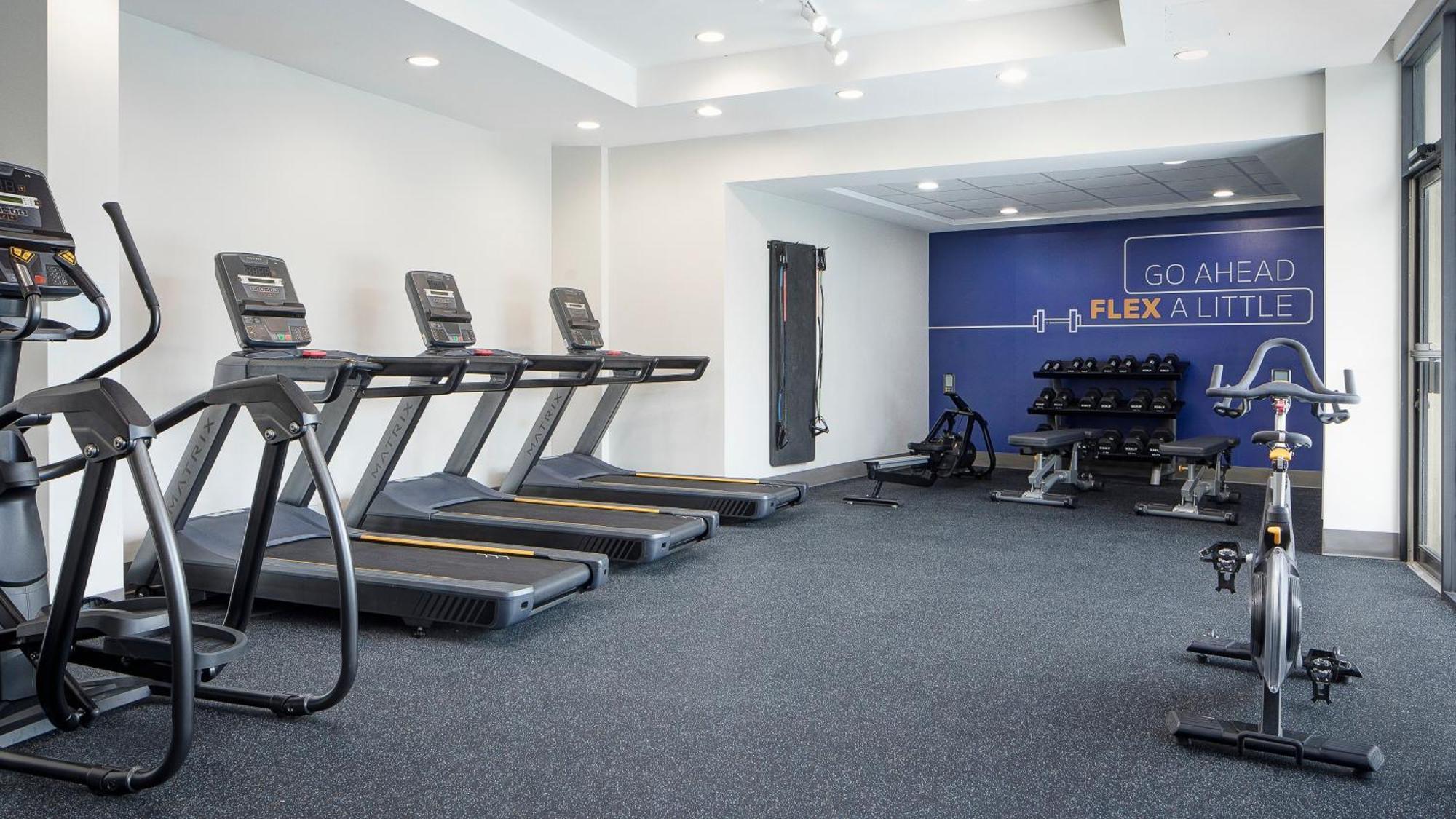 Holiday Inn Express Dallas Market Center By Ihg Esterno foto